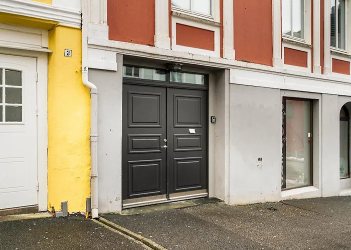 Center, Light & Modern